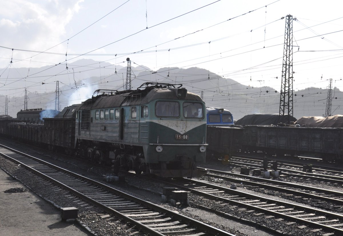 Wir setzen mit etwas Lokomotivtypenkunde fort... eine Spezialität der nordkoreanischen Eisenbahn  sind die "elektrischen M62". Siehe  https://en.wikipedia.org/wiki/Kanghaenggun-class_locomotiveSowas gibts sonst nur in Aserbaidschan 