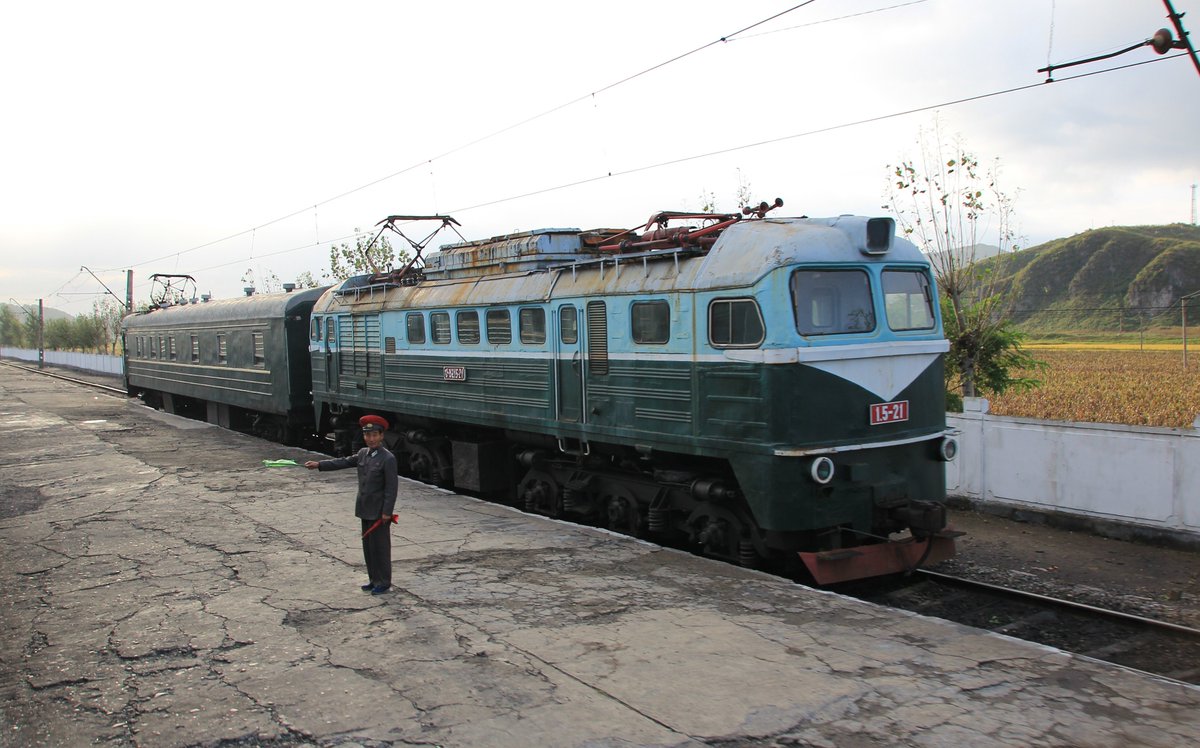 Wir setzen mit etwas Lokomotivtypenkunde fort... eine Spezialität der nordkoreanischen Eisenbahn  sind die "elektrischen M62". Siehe  https://en.wikipedia.org/wiki/Kanghaenggun-class_locomotiveSowas gibts sonst nur in Aserbaidschan 