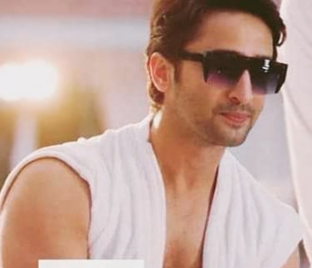 Stylish AbirThe robe lookAbir played a prank n got trapped in his own plan but we saw our hawwt Abirwhite sleeveless robe n making it Abirilious those shades uff his physique was emphasized here n we were left awestruck as usual  #EvergreenShaheerAsAbir