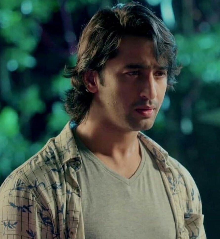 Stylish AbirLast but not d leastThe signature lookHe is d Bawse n can slay even d simplest looks Be it wid long/short hairsSignature look was just a full sleeved shirt rolled up n unbuttoned teamed wid solid coloured tshirt n he looked absolute dapper #EvergreenShaheerAsAbir
