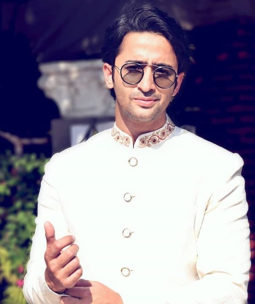 Stylish AbirThe Sufi lookAbir n Mishti were in d resort and for Charmis wedding he got decked up in a white sherwani n those signature black glasses As usual he looked killer in whiteHis jawdropping look still makes us drool over him  #EvergreenShaheerAsAbir