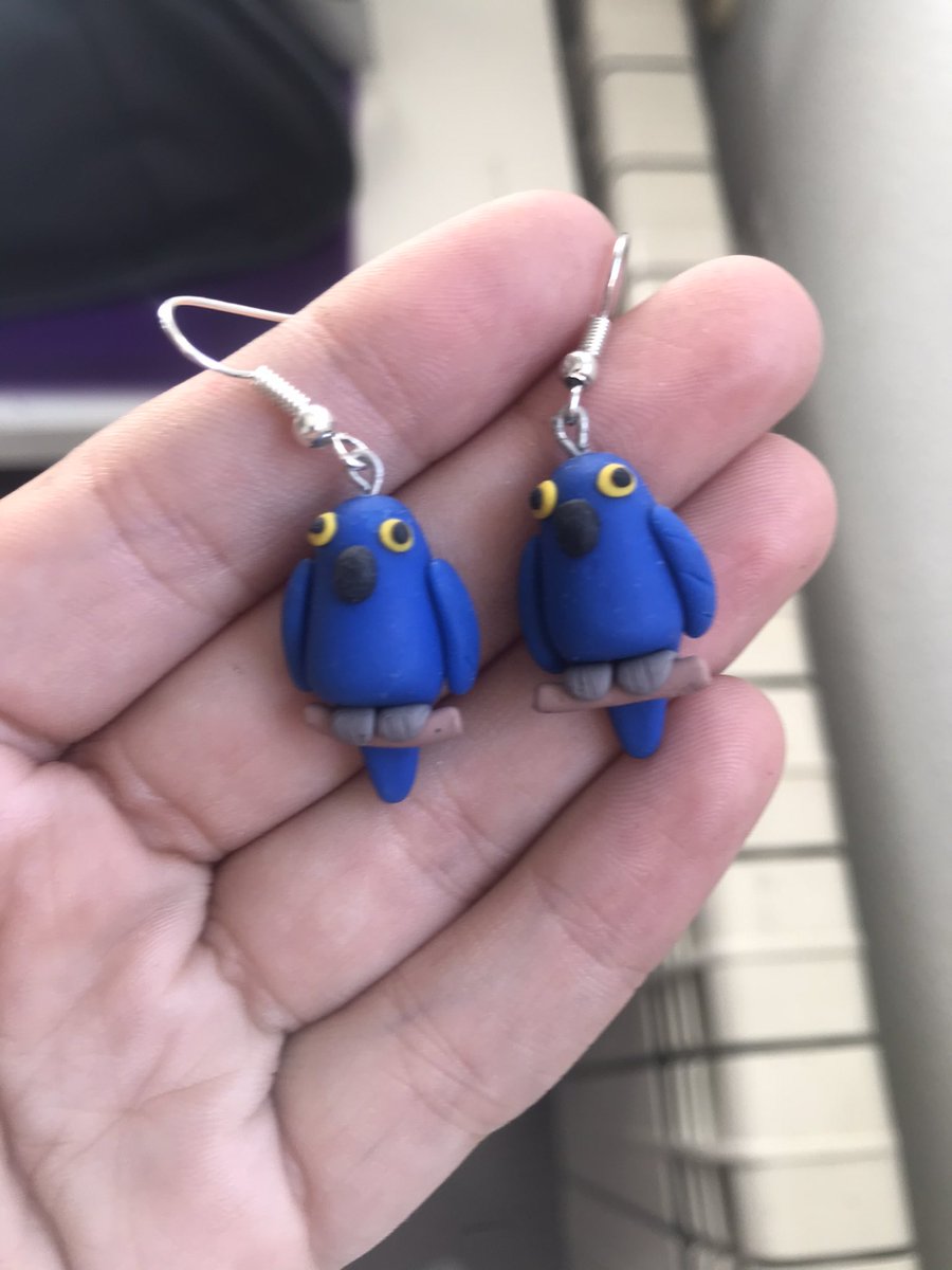 Holii!!! Vengo ha hacer un poquillo de spam propio, estos son 4 de los pendientes que vendo en mi página de Depop😊 son hechos a mano y de color personalizable y solo cuestan 5€
Tenéis mas info en mi insta y depop : Clothesinblue 
Si no podeis comprar un rt siempre ayuda 💕💕💕