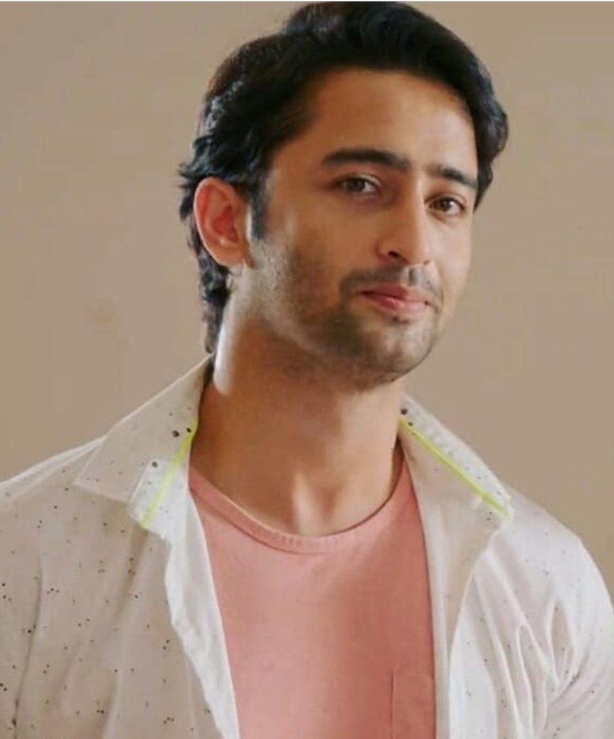 Stylish AbirLast but not d leastThe signature lookHe is d Bawse n can slay even d simplest looks Be it wid long/short hairsSignature look was just a full sleeved shirt rolled up n unbuttoned teamed wid solid coloured tshirt n he looked absolute dapper #EvergreenShaheerAsAbir