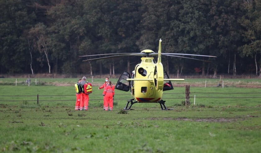 Traumaheli landt in Scherpenzeel; man met arm bekneld in machine [SCHERPENZEEL] De brandweer moest vrijdag in actie komen bij een boerenbedrijf aan de Heintjeskamperweg in Scherpenzeel. Daar zat een man met zijn arm bekneld in een machine...