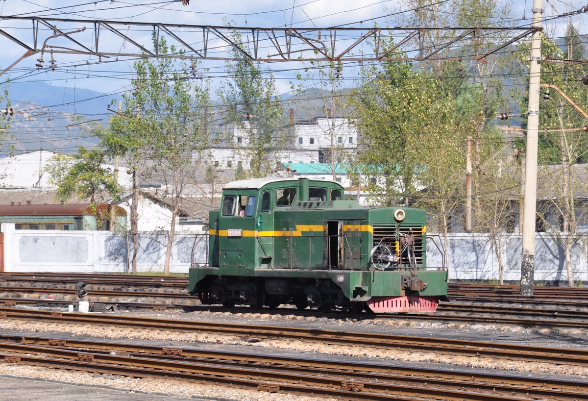 Hier hätten wir diverse Verschubloks der Baureihen 300 (Elektrisch), 500 (Elektrisch) und 3000 (Diesel).BTW, eine Übersicht über die Loktypen der nordkoreanischen Eisenbahn gibt es hier:  https://en.wikipedia.org/wiki/Rolling_stock_of_the_Korean_State_Railway