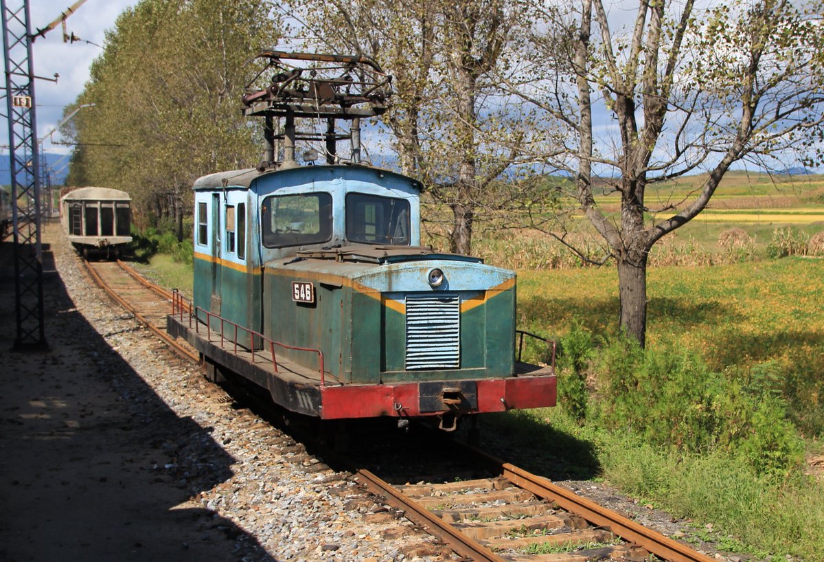 Hier hätten wir diverse Verschubloks der Baureihen 300 (Elektrisch), 500 (Elektrisch) und 3000 (Diesel).BTW, eine Übersicht über die Loktypen der nordkoreanischen Eisenbahn gibt es hier:  https://en.wikipedia.org/wiki/Rolling_stock_of_the_Korean_State_Railway