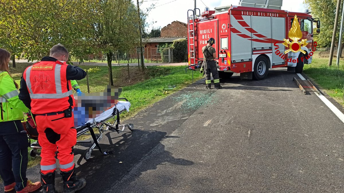 vvfveneto's tweet photo. #16ottobre #Trecenta(RO), #incidente tra due auto una finisce in bilico su un fossato: due feriti. #Vigilidelfuoco stabilizzano l’auto ed estraggono un anziano preso in cura dal @SUEM_Veneto, insieme ad un’altra persona #soccorsiquotidiani https://t.co/xjZNAoH1I1