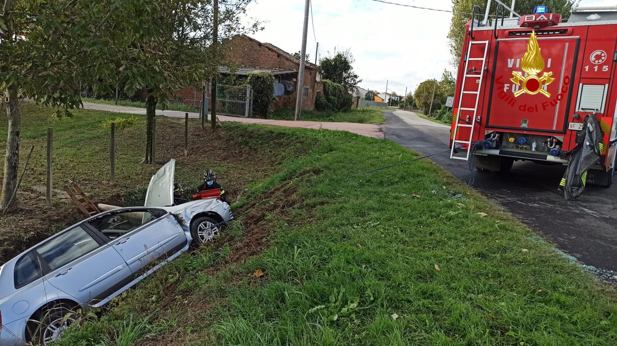 vvfveneto's tweet photo. #16ottobre #Trecenta(RO), #incidente tra due auto una finisce in bilico su un fossato: due feriti. #Vigilidelfuoco stabilizzano l’auto ed estraggono un anziano preso in cura dal @SUEM_Veneto, insieme ad un’altra persona #soccorsiquotidiani https://t.co/xjZNAoH1I1