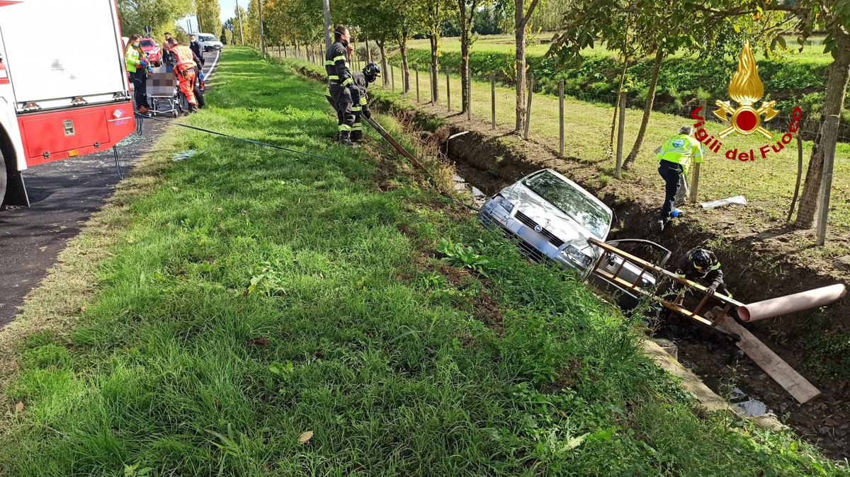 vvfveneto's tweet photo. #16ottobre #Trecenta(RO), #incidente tra due auto una finisce in bilico su un fossato: due feriti. #Vigilidelfuoco stabilizzano l’auto ed estraggono un anziano preso in cura dal @SUEM_Veneto, insieme ad un’altra persona #soccorsiquotidiani https://t.co/xjZNAoH1I1