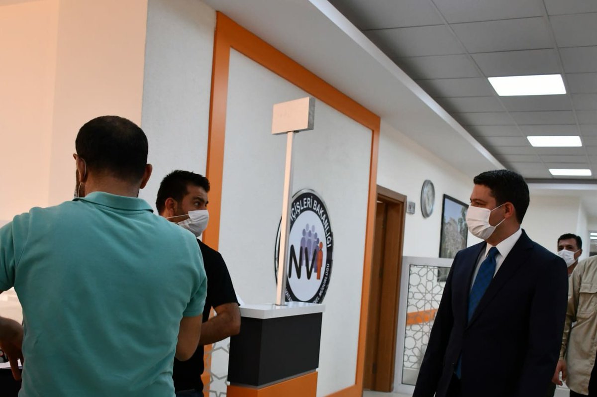 Artuklukymkm's tweet photo. Kaymakamımız, koronavirüs ile mücadele tedbirleri kapsamında Kaymakamlık yerleşkesinde bulunan  vatandaşlarımıza uyulması gereken kuralları hatırlatıp bir süre sohbet etti.
#Maske😷
#Mesafe↔️
#Temizlik🧼 https://t.co/pPlkDoLu8a