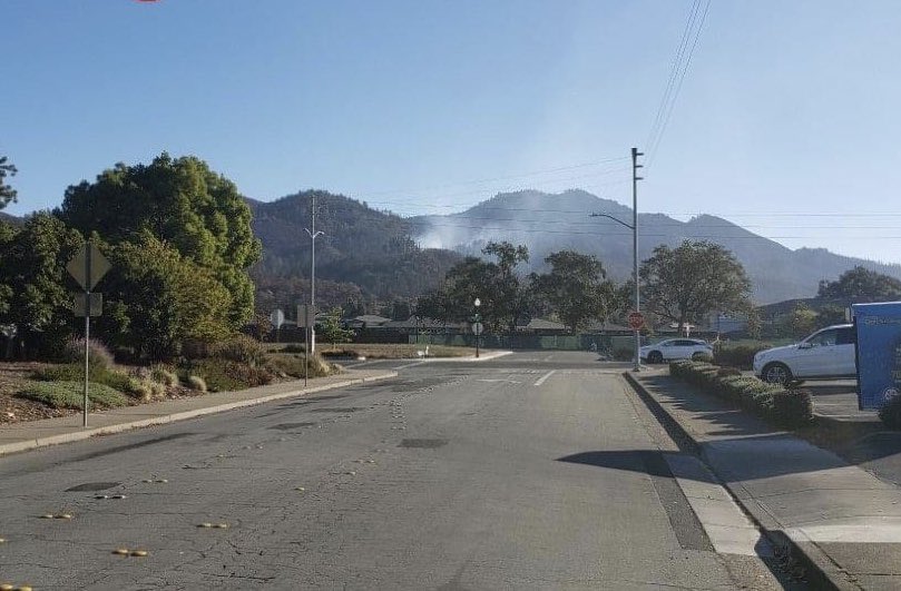 SantaRosaFire's tweet image. *Smoke Visible From Glass Fire*
Smoke from #GlassFire is visible in the hills North of East Santa Rosa (Oakmont) &amp;amp; has generated over 60 911 calls &amp;amp; multiple reports to our closest Fire Station. The area involved is 2 miles inside the burn and is being monitored by CAL FIRE.