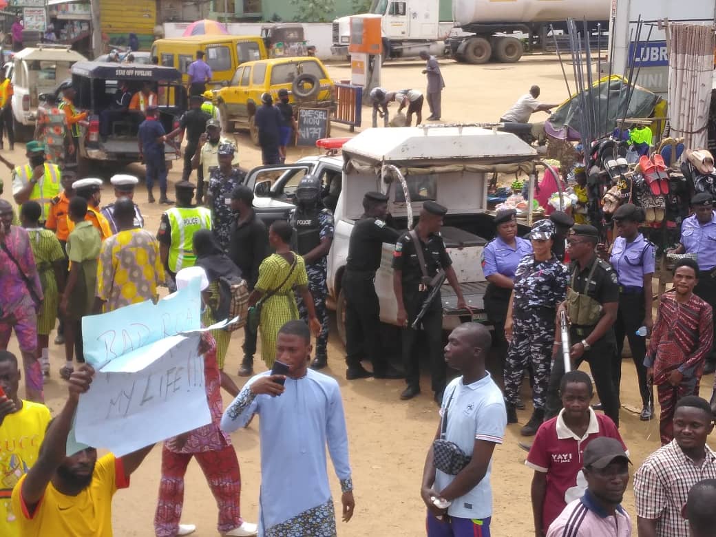 emmanuel_ayinla's tweet photo. @dabiodunMFR #fixotaroad https://t.co/bW4SYAZaEh
