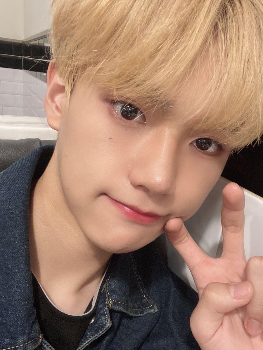 Enoi_Arg's tweet photo. @ENOi_Member_twt Actualización de twitter
[ #AVIN ]

RAYS💙
También trabaje duro esta semana😁
¡Tengamos un buen día y curemos el fin de semana!
Siempre te pienso y te voy a apoyar💙💙
Te amo demasiado hoy también ☀️💙

#ENOi #RAYS https://t.co/Burc8IihTa