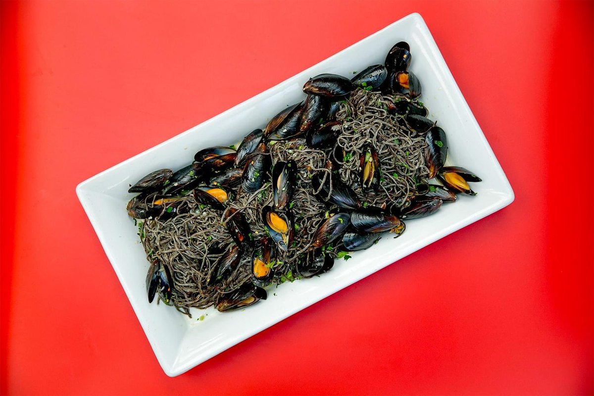 WholeySeafood's tweet photo. Take dinner time deep down under the sea with this ink-hued dish! Homemade Squid Ink Pasta in Garlic Butter Sauce with PLENTY of Mussels. #wholeyseafood #garlicmussels #italianrecipes #healthyrecipes #bestseafood #simpleseafood https://t.co/rCgFQ8gw6N