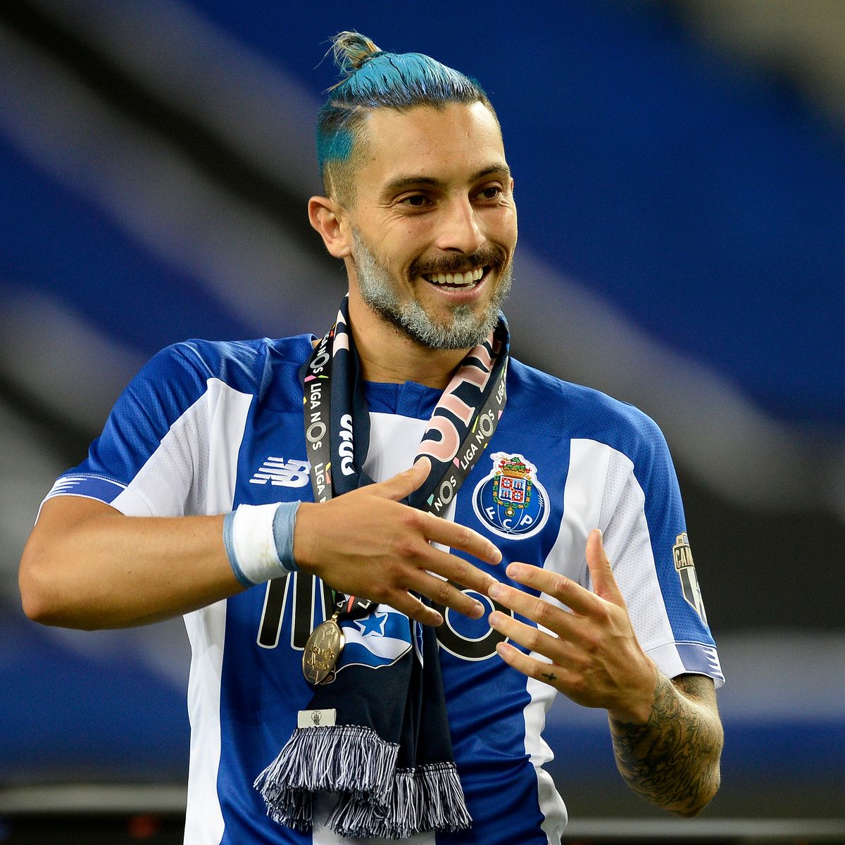 *THREAD*Manchester United secured the signing of Brazilian left back Alex Telles on the last day of the transfer window. But what exactly are they getting from their new full back. Is he an actual improvement on what they already have in their squad? Let& #39;s have a look!