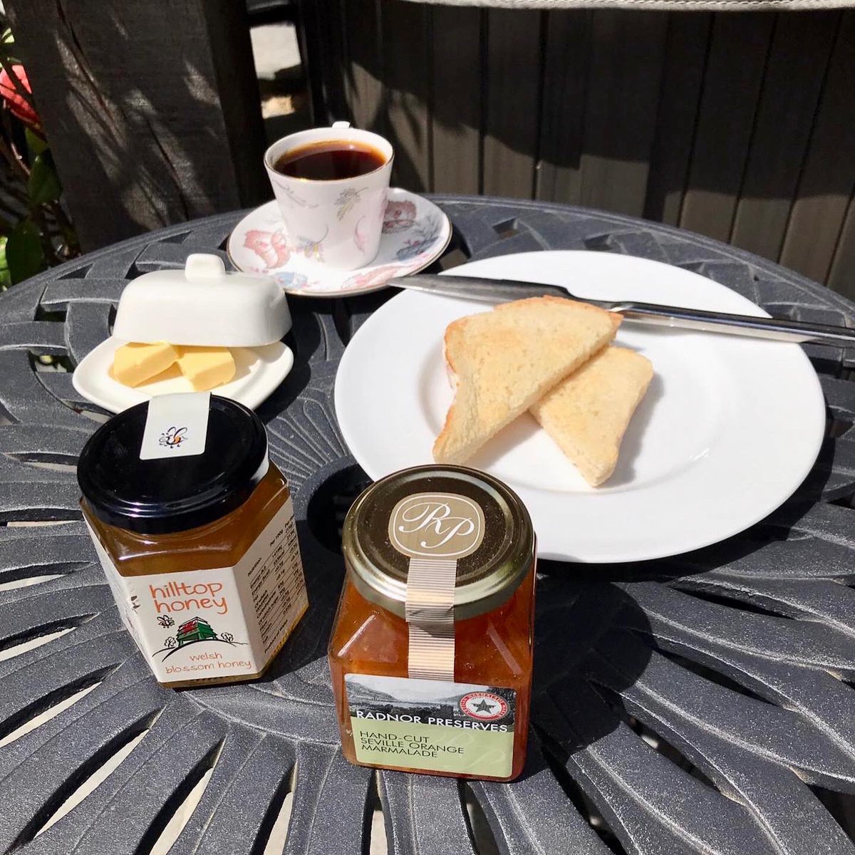 burghopecottage's tweet photo. Happy #WorldFoodDay. We're so grateful to our many brilliant local businesses for providing the goods in the @burghopecottage welcome hamper! @HartleyFarm, @HobbsHouse & @BathSoftCheese to name just a few, thank you! β€οΈ
#worldfoodday2020 #foodday #eatlocal #welcomehamper https://t.co/f27Pit3SYy
