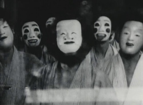 Kingusa’s KURUTTA IPPEIJI was his first experimentation with Western-influenced film techniques, using jagged close-us & many visual effects to create a hallucinatory trip into the realm of insanity. THE avant-garde horror film of its day, it looks pretty creepy even now. 34/