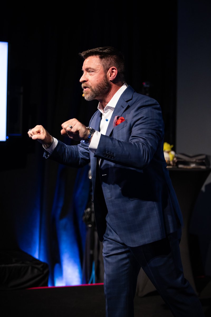 HeroSpeaker's tweet photo. An honor to share the stage with my friend Bill Allen and pour #TheHeroEffect into his community at Flip Hacking Live. Real deal heroic entrepreneurs that are virtually unstoppable! #7FigureFlipping https://t.co/aumvc363CP