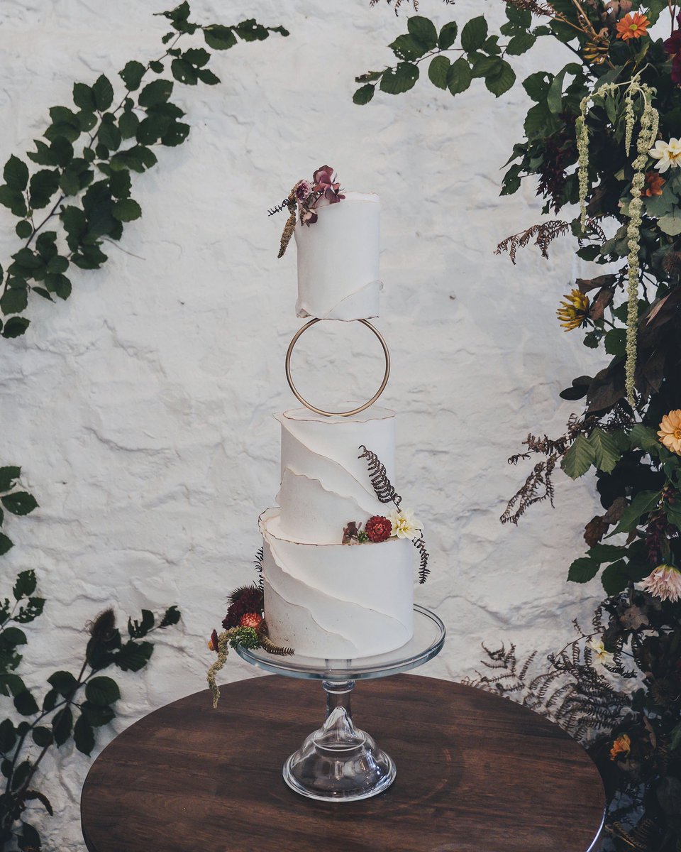 Wales_Cake's tweet photo. Auntumnal photoshoot #autumn #weddings #cake https://t.co/S8H7h7CzXE