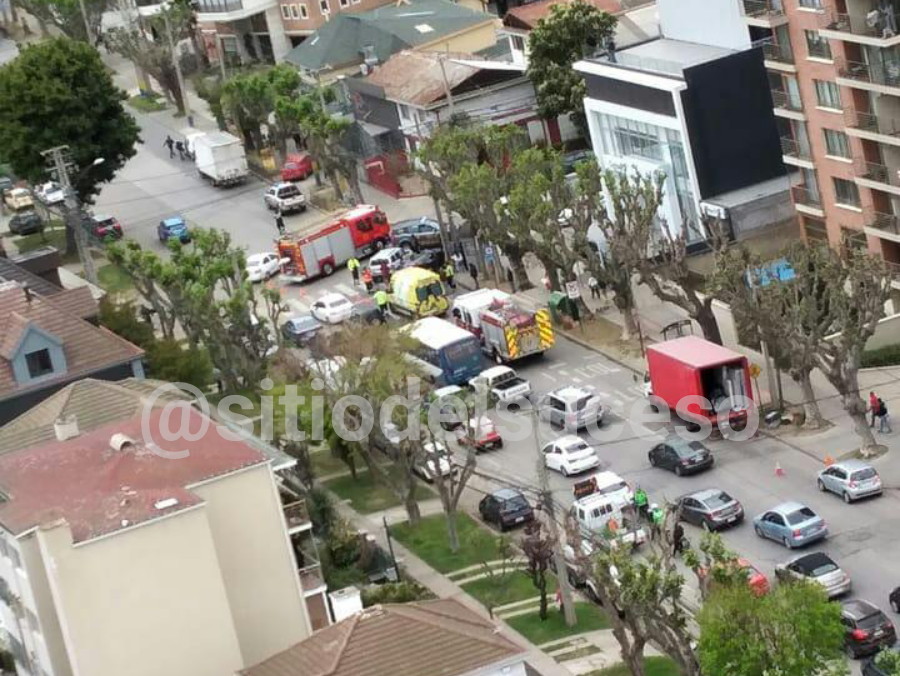 sitiodelsuceso's tweet photo. AHORA VIÑA DEL MAR: Accidente de tránsito en calle 5 Oriente con 4 Norte. Equipos de emergencia trabajan en el lugar https://t.co/1Cv93tpeqm