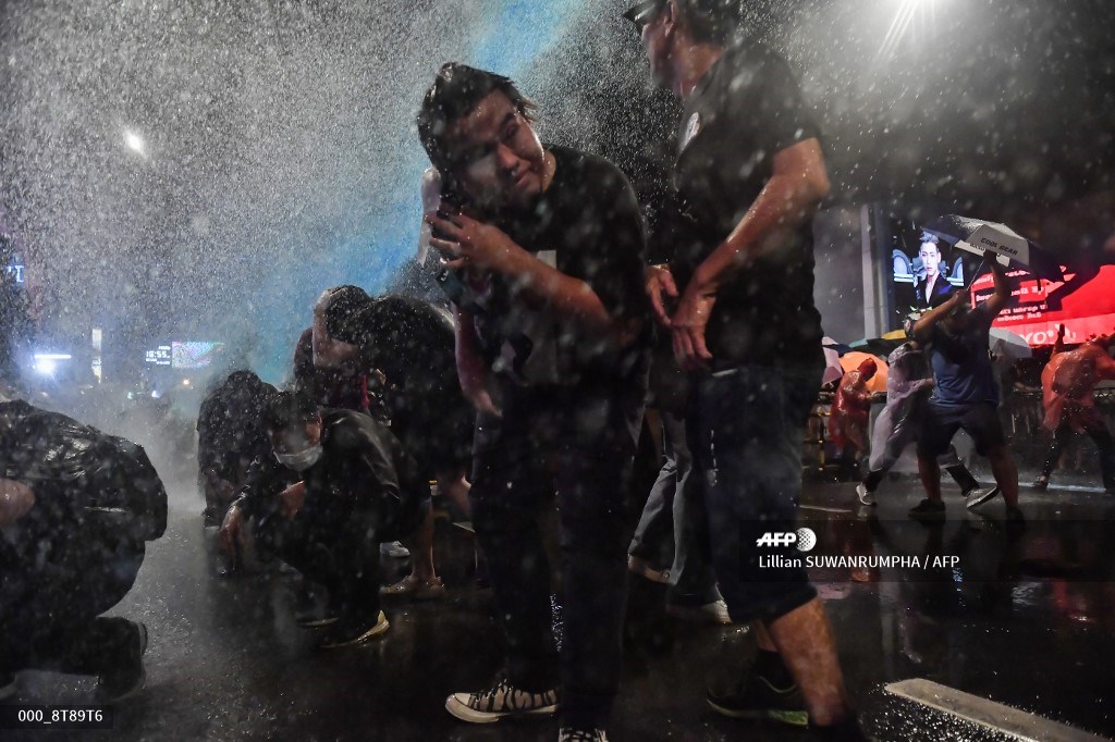 AFPphoto's tweet image. #Thailand - Thai police use water cannon against Bangkok protesters. #AFP 
📸 @TheLilyfish