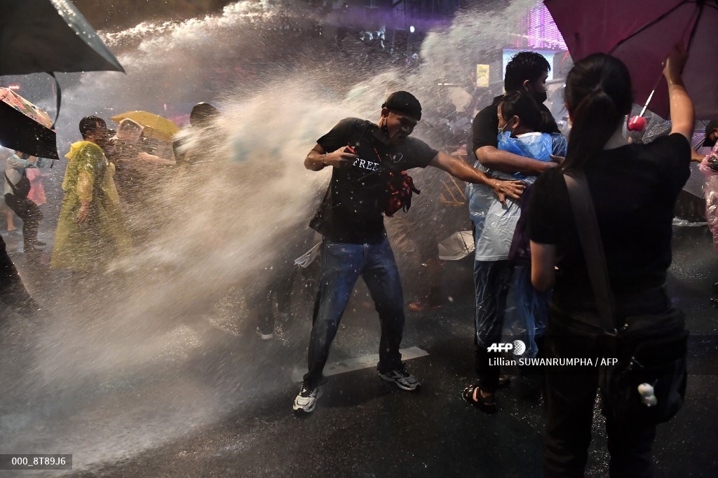 AFPphoto's tweet image. #Thailand - Thai police use water cannon against Bangkok protesters. #AFP 
📸 @TheLilyfish