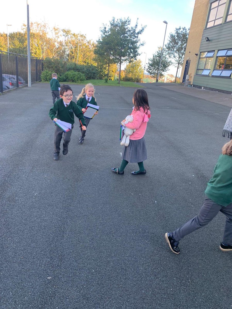 GSBhaileBrigin's tweet photo. Rian mata sna naíonáin bheaga. Junior infants having great fun with their #mathstrails #seachtainmhata @mathsweek #mathsweek2020 @Gaeloid @PDSTPrimarySTEM @AFPatrunachta https://t.co/FiNBnuI4mE