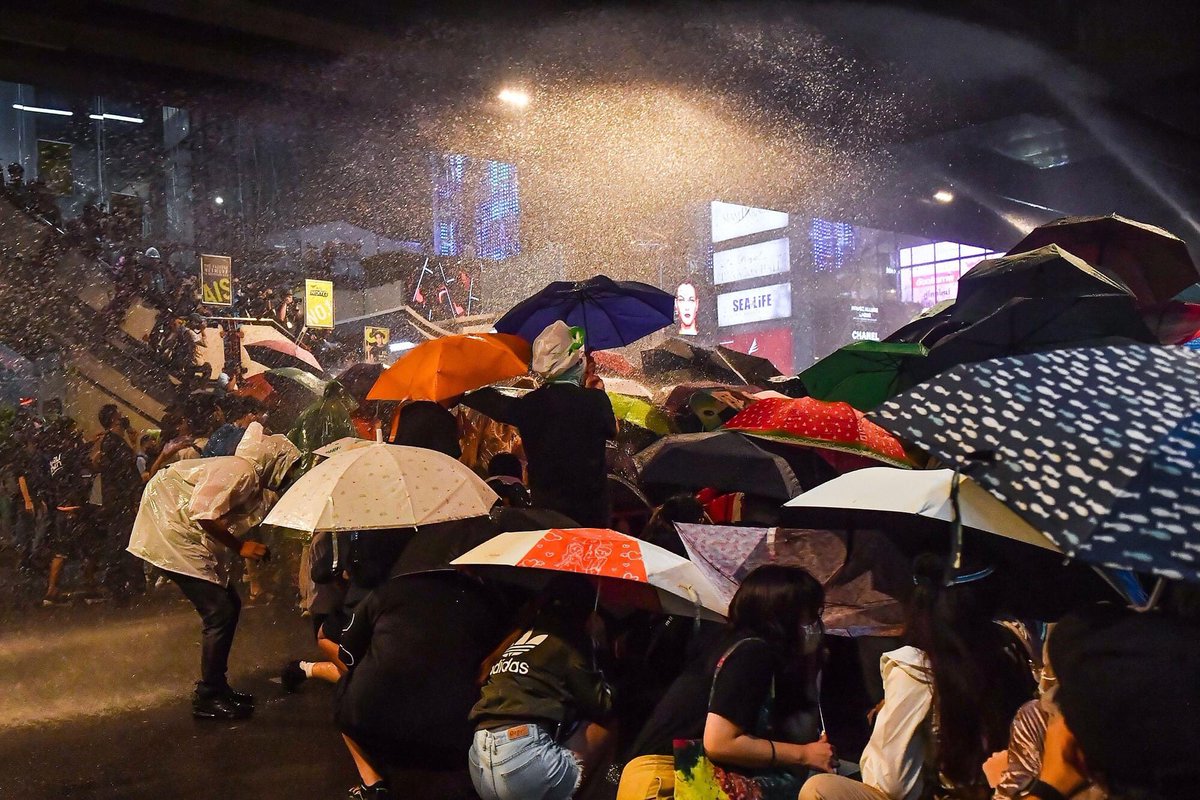_joeysiu's tweet image. Please stand with the courageous people of Thailand to stop the regim from suppressing them💪🏻💪🏻

#หยุดคุกคามประชาชน
#ขีดเส้นตายไล่เผด็จการ

#MilkteaAlliance
#StandWithThailand 🇹🇭🇹🇭

(Photo by LILLIAN SUWANRUMPHA/AFP via Getty Images)