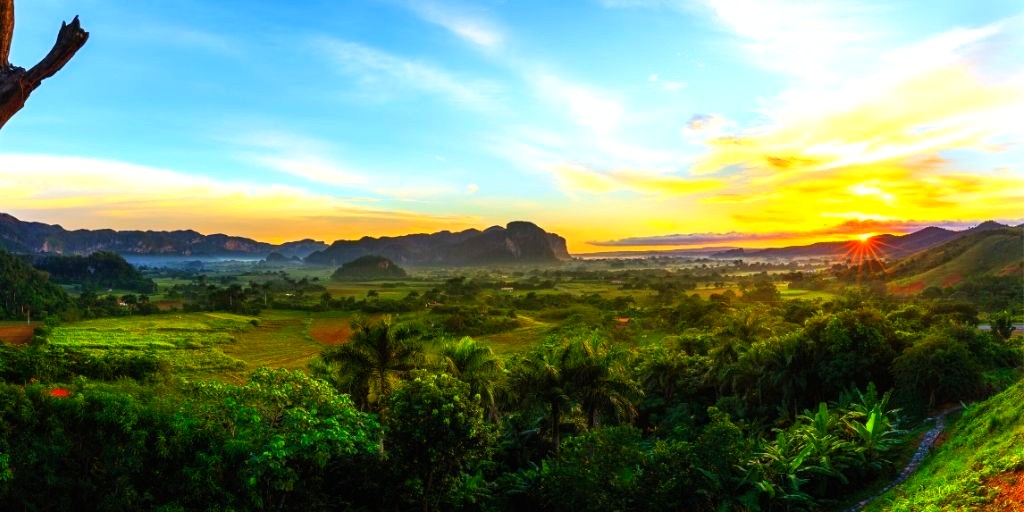 Travel_Fab's tweet photo. #vinales #Cuba #stayinspired #vinalescuba #vinalesvalley #vinalesig #travel #holidays #DreamNowVisitLater #TFLers #vacation #visit #instatravel #instago #instagood #trip #holiday #fun #cubanlife #cubatao #travelling  #tourism #tourist #PostponeDontCancel 👌🕶❤ ✈👍 https://t.co/gL64IT5Yrp