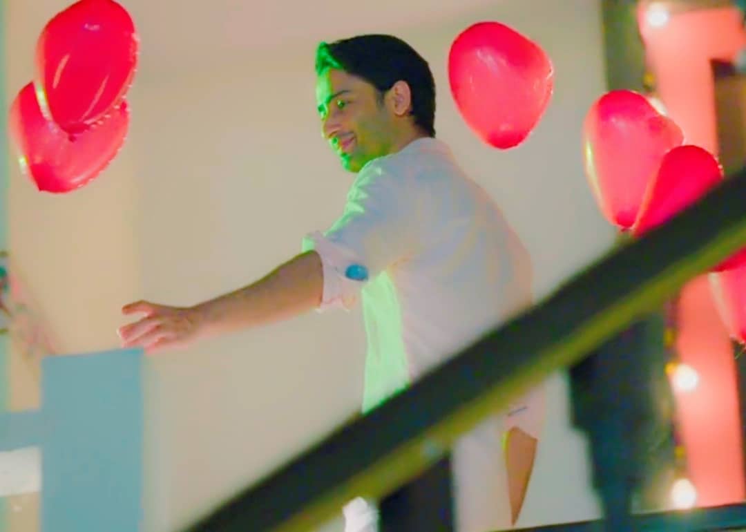 Shaheerparadise's tweet photo. Abir × Balloons... 

#EvergreenShaheerAsAbir https://t.co/ABGGUzx5ub