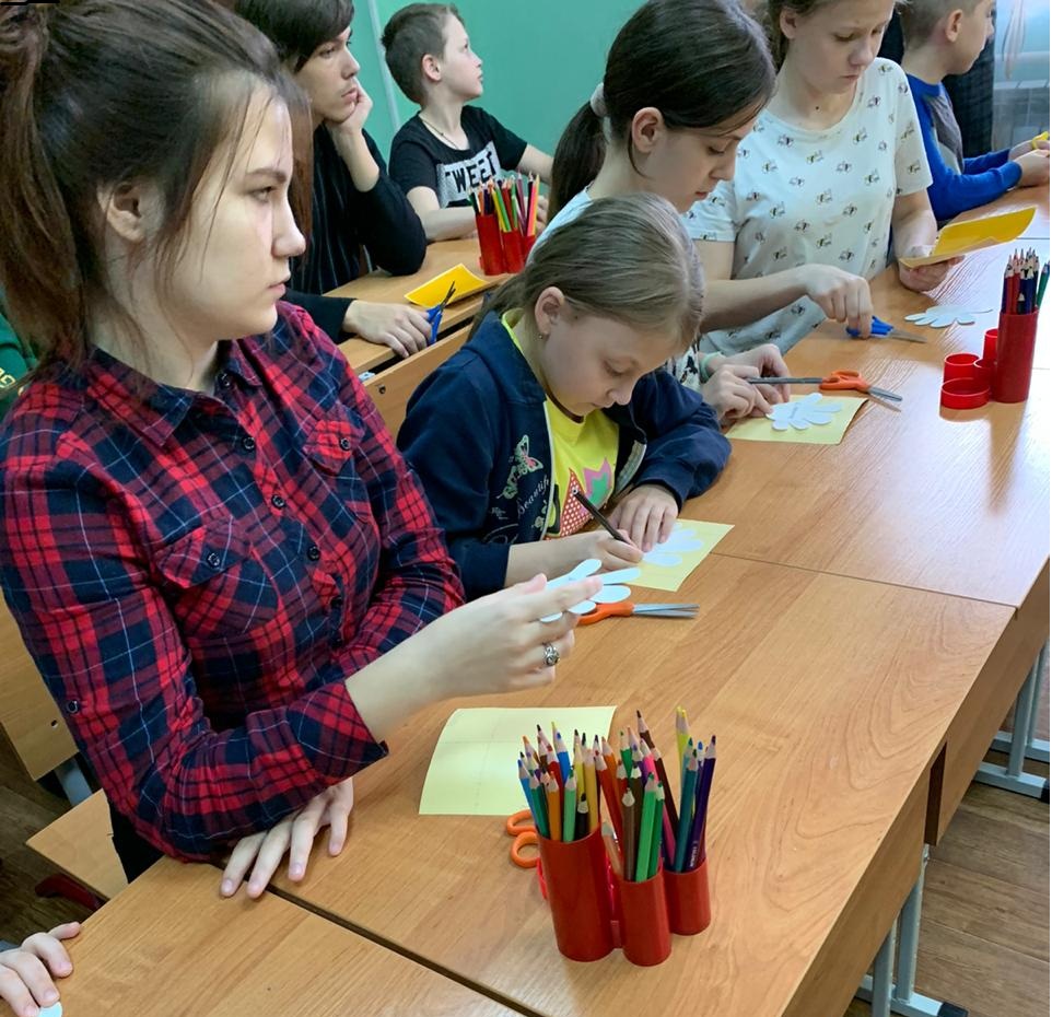 DetiPravda's tweet photo. В рамках социального раунда «#Засветись» старший инспектор по пропаганде безопасного дорожного движения ОГ��БДД МУ МВД России «Пушкинское» капитан полиции Глущенко Н.С. 15.10.2020 года провела мастер-класс   по изготовлению светоотражающих элементов для пешеходов с воспитанниками. https://t.co/AjFUNjFiGY