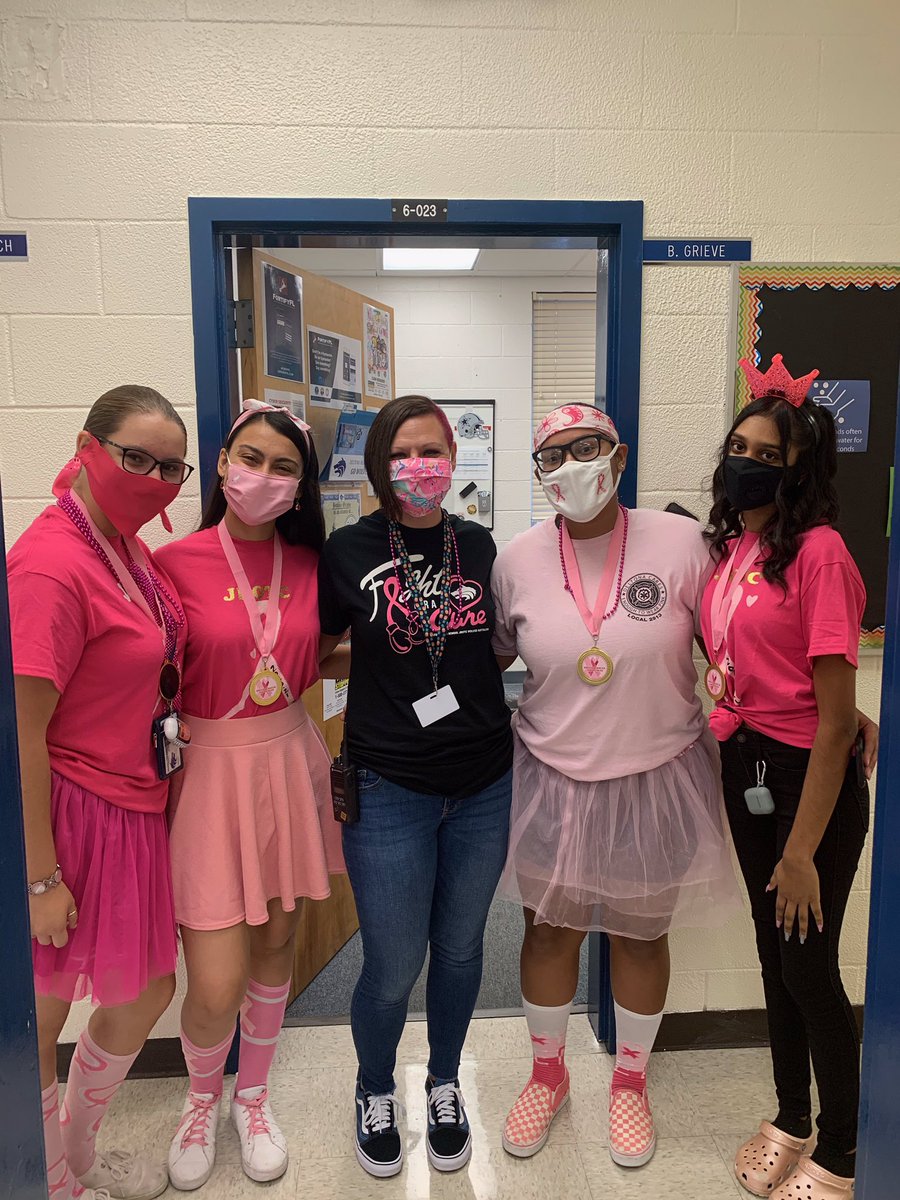 alvesta_lobban's tweet photo. #ItsAPinkDayInWolfCountry! #DHSWolvesPinkingIt๐๐ #WeSupportTheFight https://t.co/hNOyJjEtR3