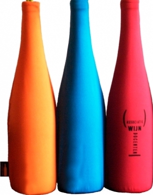 Wijnproeverij? Simpele, snelle wijn flessenverpakking cq flessenhoes voor blind wijn proeven. Geen schaar of plakband nodig! 4 unikleuren, 5 dessins. Uit voorraad leverbaar. BottleSkin.nl