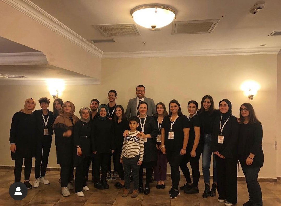 benayozbent's tweet photo. İnanamıyorum üzerinden bir yıl geçtiğine. Fotoğraftaki herkesi ayrı ayrı özlemenin yanı sıra gerçekten okulumu, okulda yaptıklarımı ne kadar özlediğimi bir kez daha hatırladım.. https://t.co/iSoIkY4Ro1
