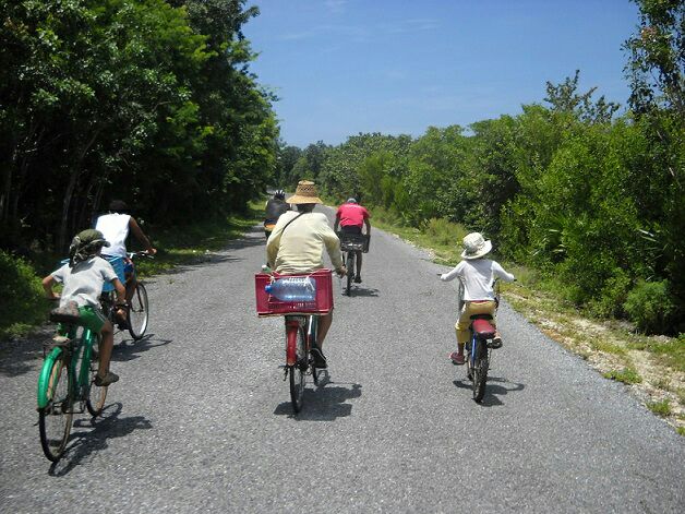 Cómo prometimos a inicios de esta semana, hoy les traemos algunas imágenes del grupo Mal Nombre en su periplo por el extremo occidental de #Cuba y su llegada al #CaboDeSanAntonio y #FaroRoncali