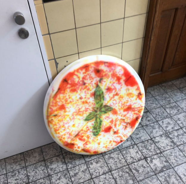 🍕 DE PIZZA IS TERUG 🍕
Op 8/10 werd een pizza gestolen uit STUKcafé, onderdeel van de expo van Siemen Van Gaubergen. Het bericht daarover werd massaal verspreid (waarvoor dank!), en met succes: de dader kwam tot inkeer en bracht de pizza terug naar STUK.