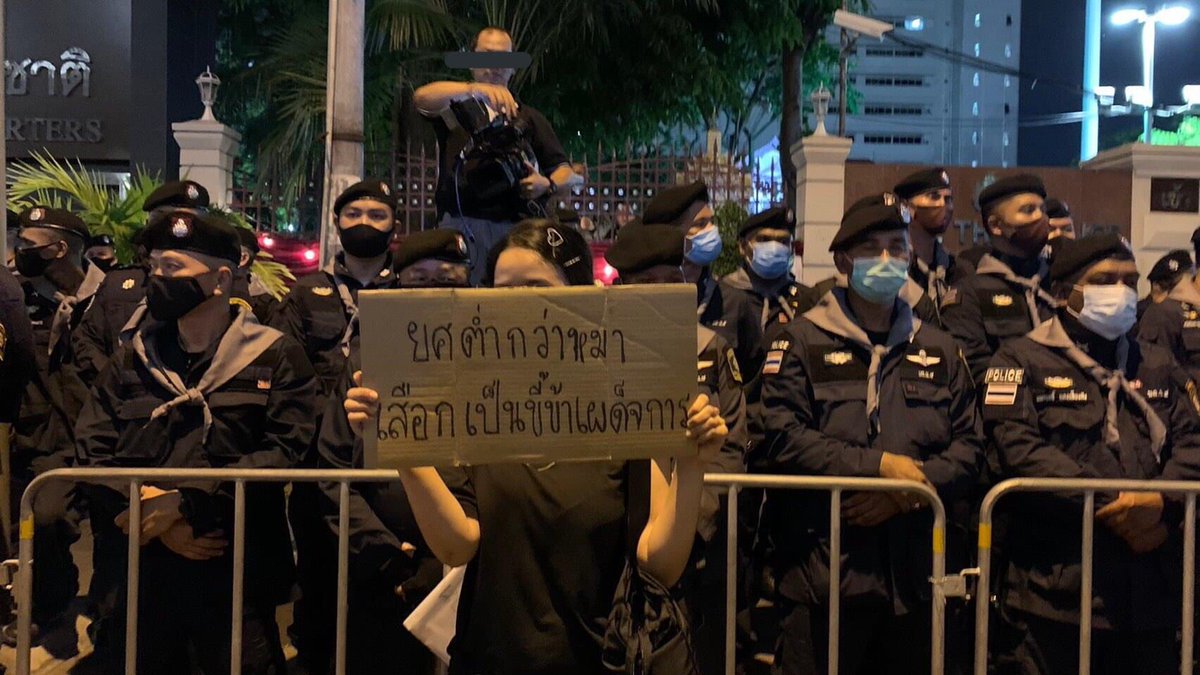 skybluenoni's tweet photo. จดจำเหตุการณ์นี้ไว้ว่าคนที่รับคำสั่ง
ยศที่จะได้ ตำแหน่งที่จะมี
เหรียญกล้าหารที่จะได้
ไม่ใช่การรบกับศัตรู 
แต่เป็นการรบกับประชาชน
ที่มีแค่2มือกับ3นิ้ว
ส่วนเจ้าหน้าที่อาวุธครบมือ
และมีการเซฟตี้เต็มที่
ช่างน่าสมเพชและหดหู่
#16ตุลาไปแยกปทุมวัน
#whatishappeninginthailand https://t.co/ZmclH6w10H