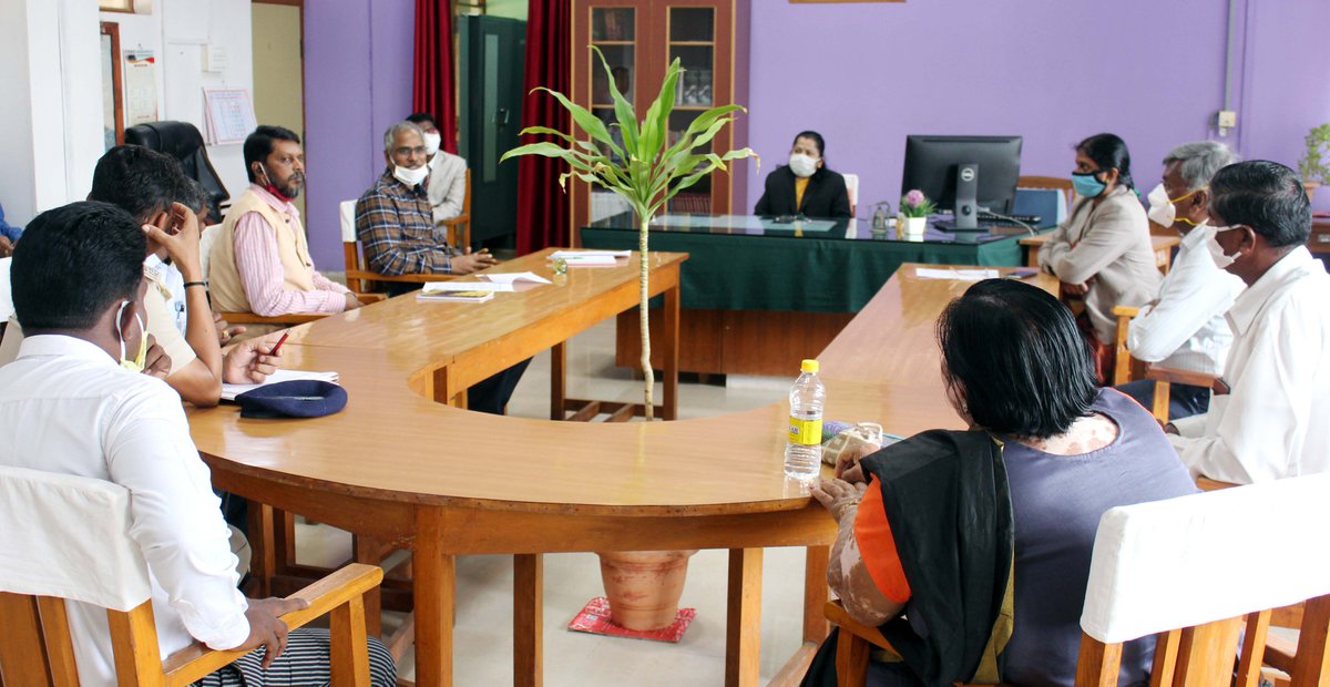 ಕೋವಿಡ್-19 ಕುರಿತು ಜಾಗೃತಿ ಆಂದೋಲನ 
ಬಾಗಲಕೋಟೆ: ಾಜ್ಯ ಕಾನೂನು ಸೇವೆಗಳ ಪ್ರಾಧಿಕಾರ, ಜಿಲ್ಲಾಡಳಿತ,  ವಾರ್ತಾ ಮತ್ತು ಸಾರ್ವಜನಿಕ ಸಂಪರ್ಕ ಇಲಾಖೆ, ಪೊಲೀಸ್ ಹಾಗೂ ವಕೀಲರ ಸಂಘದ ಸಹಯೋಗದಲ್ಲಿ ಕೋವಿಡ್-19 ಜಾಗೃತಿ ಆಂದೋಲನ ಕಾರ್ಯಕ್ರಮ ಹಮ್ಮಿಕೊಳ್ಳಲಾಗುತ್ತಿದೆ ಎಂದು ಪ್ರಧಾನ ಜಿಲ್ಲಾ ಮತ್ತು ಸತ್ರ ನ್ಯಾಯಾದೀಶರಾದ ಕಲ್ಪನಾ ಕುಲಕರ್ಣಿ ತಿಳಿಸಿದರು.