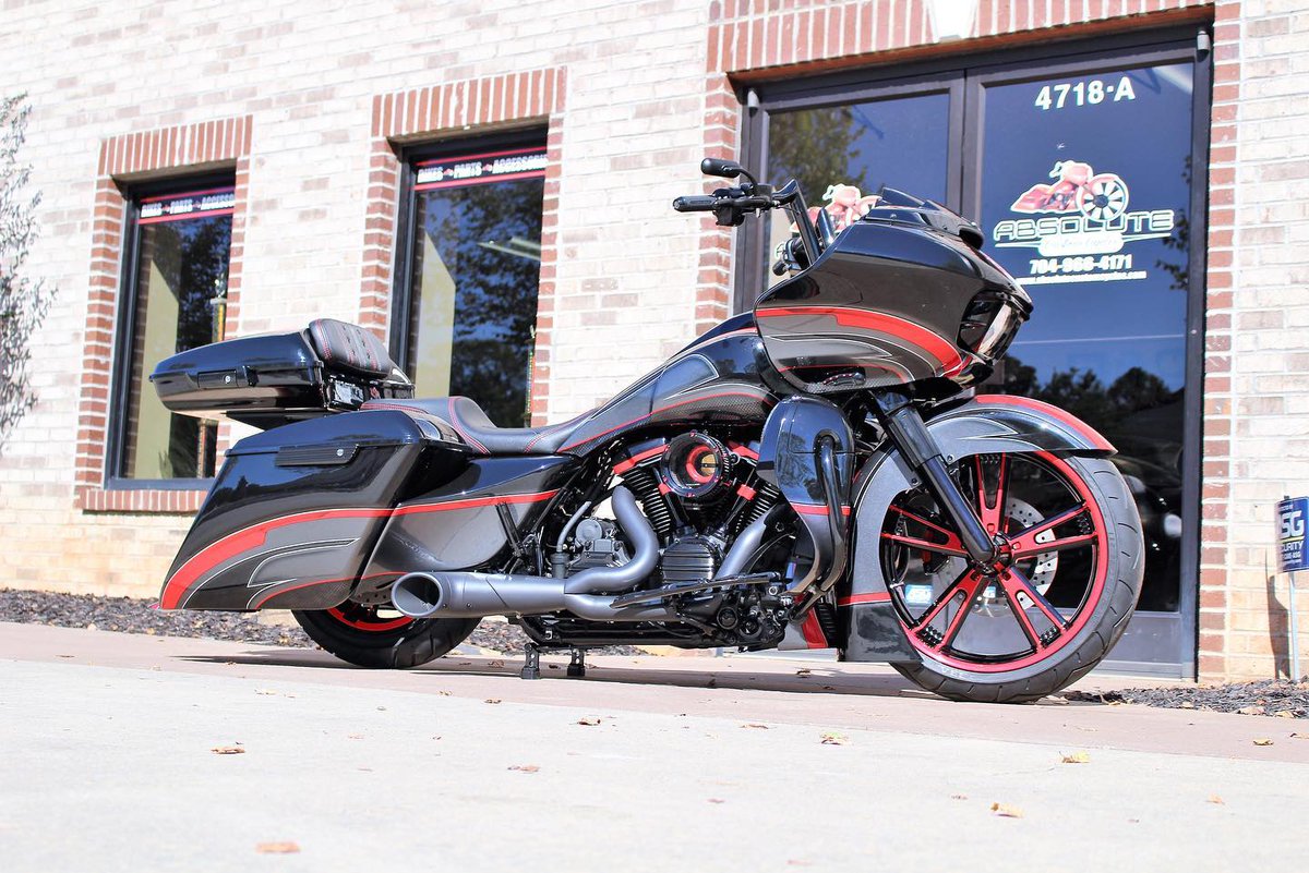 Smt_MachiningCo's tweet photo. Jason Geter and #AbsoluteCustomCycles knocked this #CustomRoadGlide build #OutOfThePark.
⚾
Thanks for choosing a matching set of OG.1 to roll around on! https://t.co/Vi1zm9AxpB