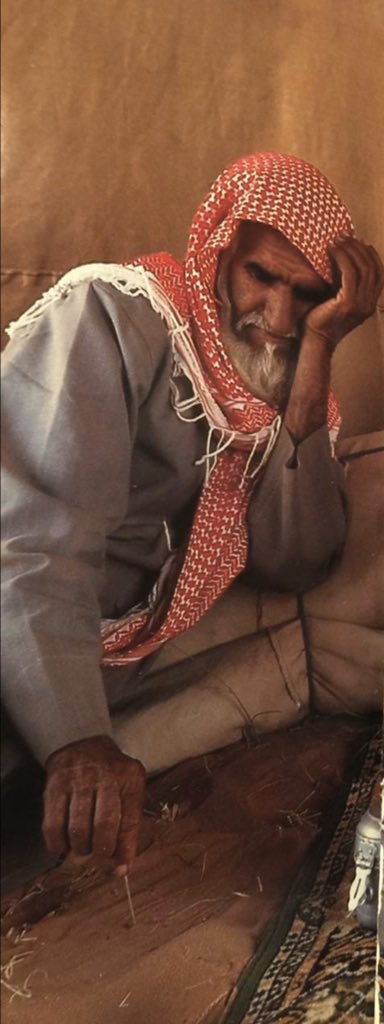 ضاقت علي كل الدروب الوساعي
 امشي واخطط يابس القاع بالعود 
ماهيب والله قصرةٍ فـي ذراعـي 
مير الرجال إلها قوانين وحـدود

أحمد الناصر