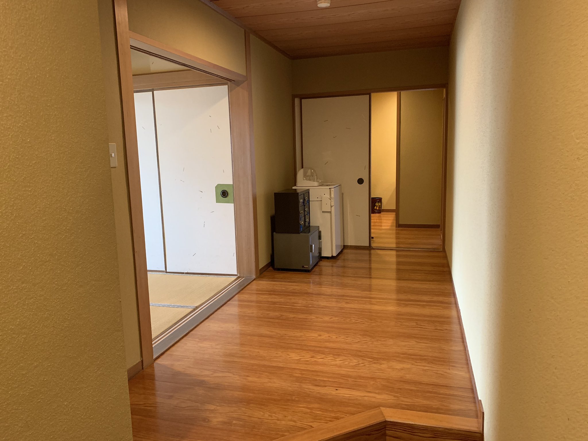 在華坊 なんかやたら広い部屋なのだが これ何人部屋なんだろう 17畳半あるし 3畳の前室はあるし 6畳の別室まであるし 1泊2食つき 2人で実質3 310円で泊まっている訳ですが Gotoトラベルと かながわ県民割で T Co Qvjhpokky1 Twitter