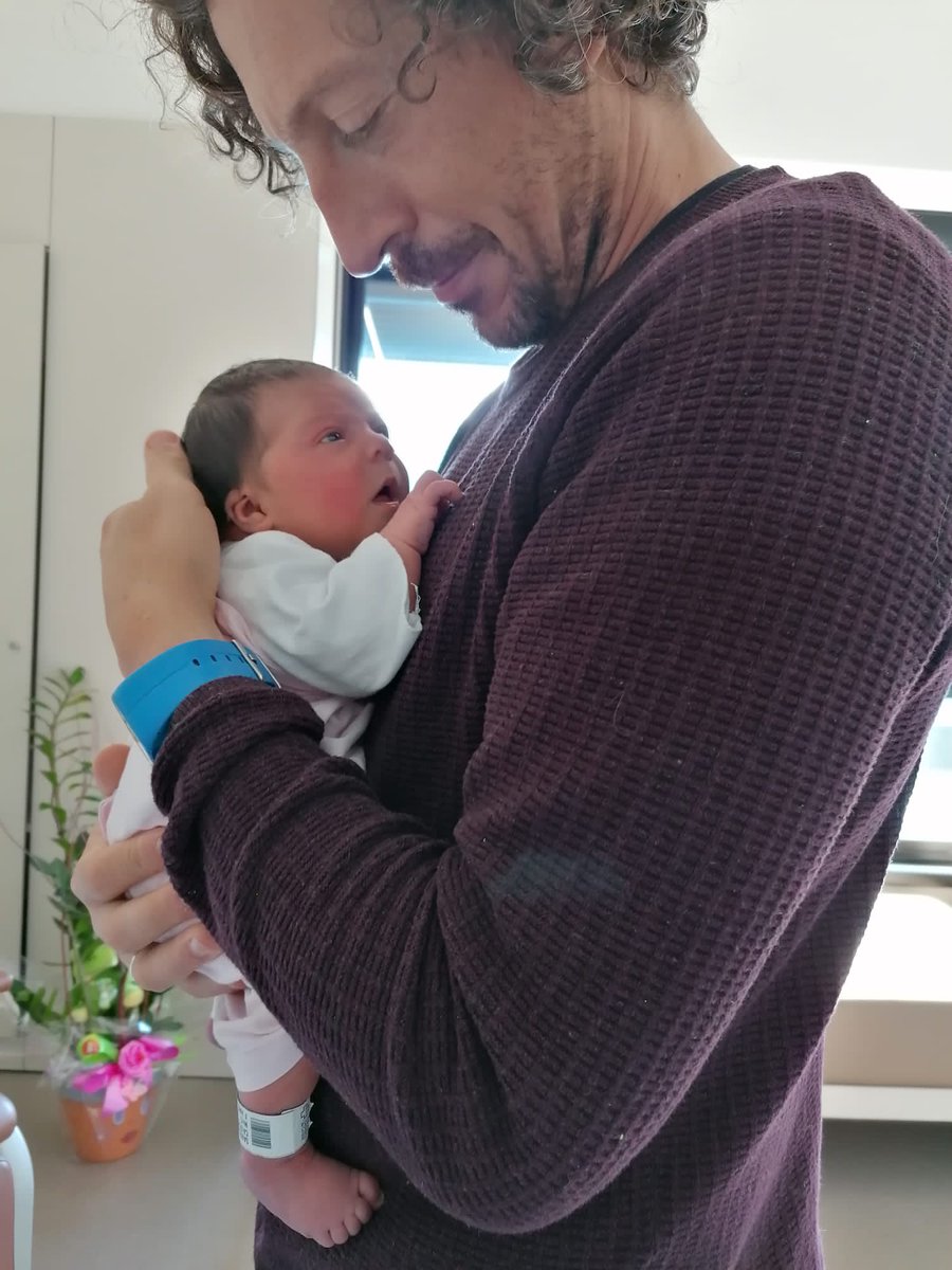 Sabela, miña filla, tomo os versos do Pereiro para o teu bautismo poético:
«Que a vida non te sorprenda xamais
desprevenida calada e neutral»
#poesiagalega #loispereiro #bautismopoetico