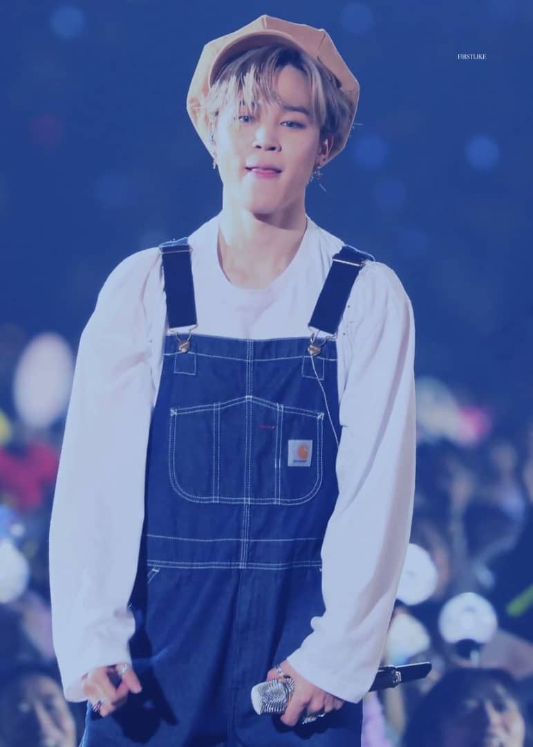 he looks so smol in those overalls 