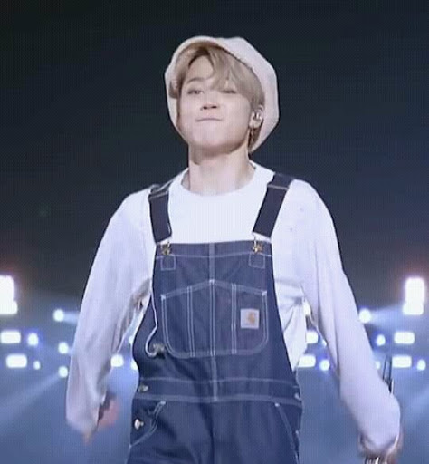 he looks so smol in those overalls 