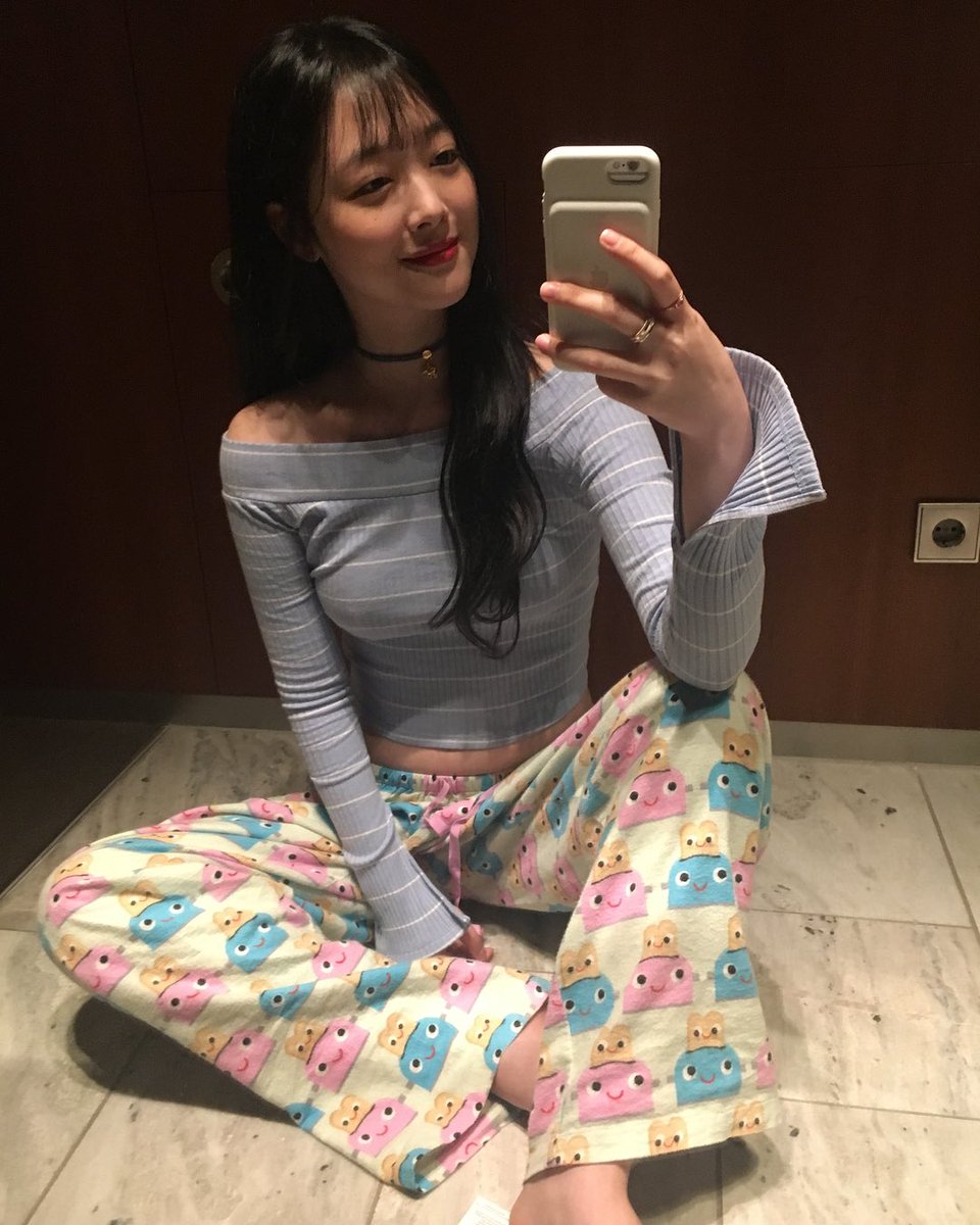 ssulpics's tweet photo. ・ ・ #SULLI: good night, peaches! ˒ ♡ ˎˊ˗ https://t.co/TSAesFntAf