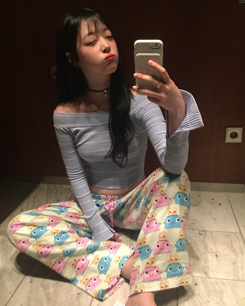 ssulpics's tweet photo. ・ ・ #SULLI: good night, peaches! ˒ ♡ ˎˊ˗ https://t.co/TSAesFntAf