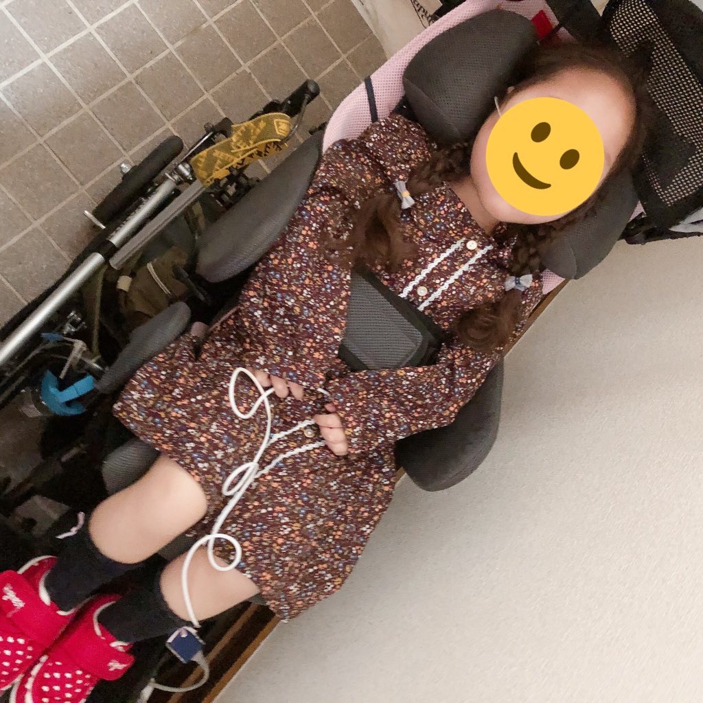 しぽママ 難病児ツイオフ自己紹介 娘 みこ 3歳 難治性てんかん 詳しい病名は不明 完全寝たきりの重症心身障害児 三人きょうだいのまんなか 紅一点 在宅酸素 夜間バイパップ 経鼻栄養 全身むにむに 母 しほ 28歳 娘の髪結ぶのが毎日の楽しみ 手芸は広く