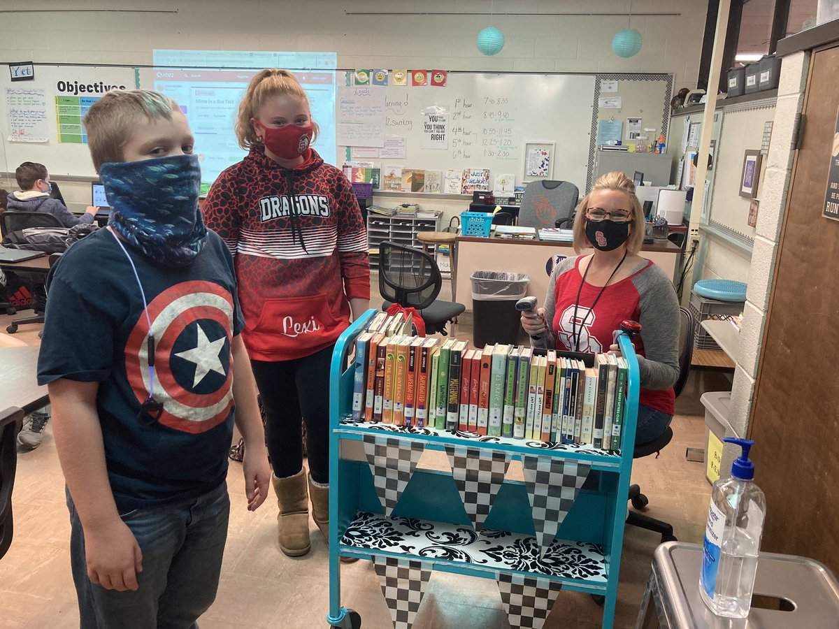 SandlinsSandlot's tweet photo. The Dragon Wagon mobile library at the Middle School visited our room today!  So many great books to check out!  Thank you Mrs. Jewell!  @swartz_creek @SCMSDragons https://t.co/Xbw2q6Epv3