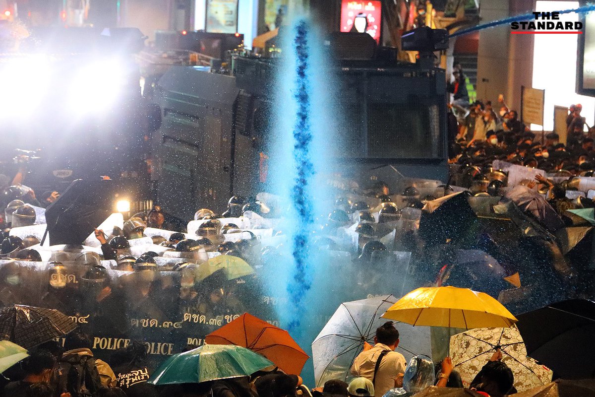 milkgi_njw's tweet photo. ‼️PLEASE RT‼️

Hundreds of armed cops are pushing against unarmed protesters with water cannons. Who knows what they are capable of doing next? This isn’t right. 

Please help us Thais spread this.

#ม๊อบ16ตุลา #16ตุลาไปแยกปทุมวัน #WhatsHappeningInThailand https://t.co/zFTsiXCrEW