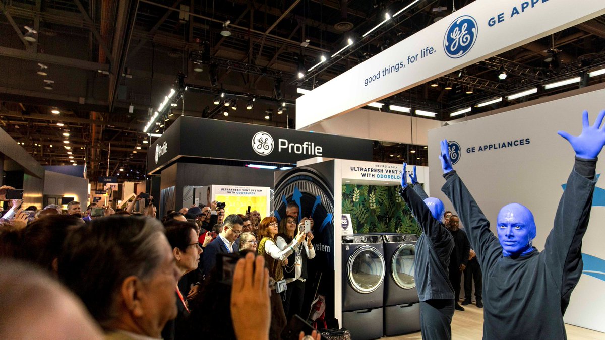 GEAppliancesCo's tweet image. This week we won the @EXHIBITOR Sizzle Award for our 𝘽𝙚𝙨𝙩 𝙞𝙣 𝙎𝙝𝙤𝙬 presence at the #KBIS2020 industry tradeshow back in January! 🏆 Thanks to @bluemangroup and the entire GEA team that helped make it happen!